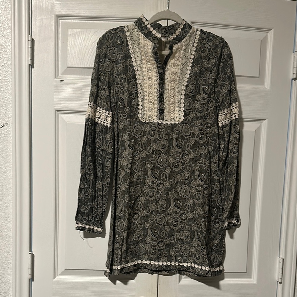 Black and White Floral Tunic Top
